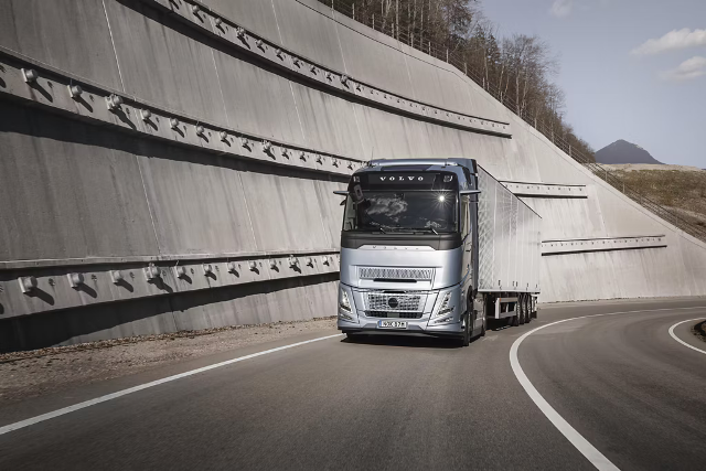 Read more about the article Volvo Trucks Launches World-first Stop/Start Engine Technology